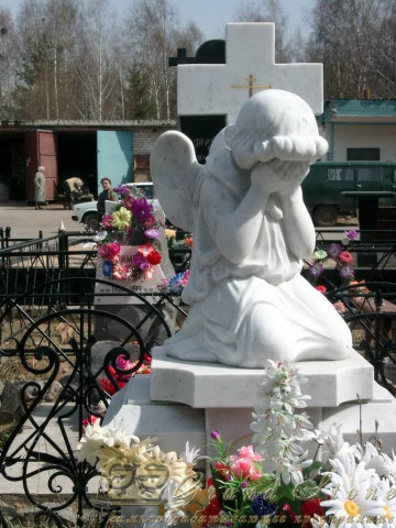 foto_pamyatnika_iz_granita_angel