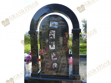 1 прямоугольные и офальная фото 13х18, вклееные в нишу. Показывают жизненный путь усопшего.