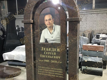 4 фото на керамике на двух сторонах памятника