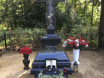 1 прямоугольное фото на керамике 24х30 (Россия) выбор фона не ограничен. вставлена в гранитную рамку.